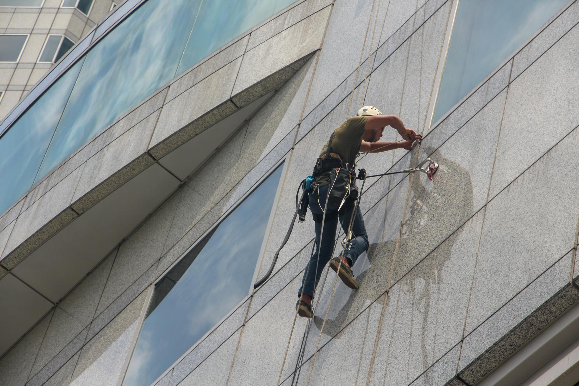 Window cleaner on high rise